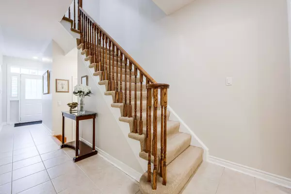 Oakville, ON L6H 7J1,300 Ravineview WAY #21
