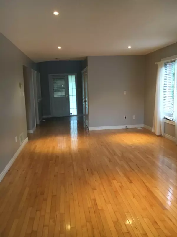 Grimsby, ON L3M 5M3,189 Livingston AVE