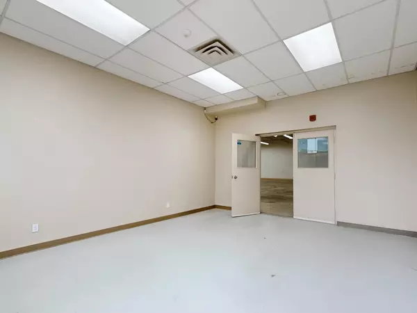 Toronto W10, ON M9W 2Z3,26 Racine RD #A