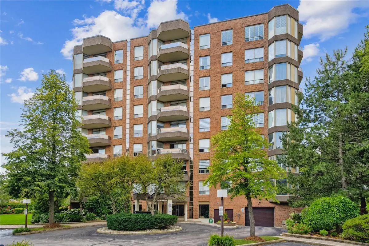Oakville, ON L6M 2W9,1901 Pilgrims WAY #305