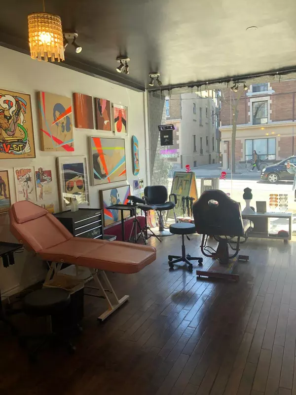 Toronto W01, ON M6R 1B3,1696 Queen ST W