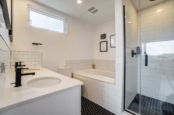 West Centre Town, ON K1Y 1N4,123-125 Carruthers AVE