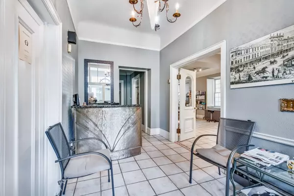 Hamilton, ON L8P 1B5,393 King ST W
