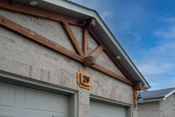 Caledon, ON L7E 1N3,29 Sir Lancelot CT