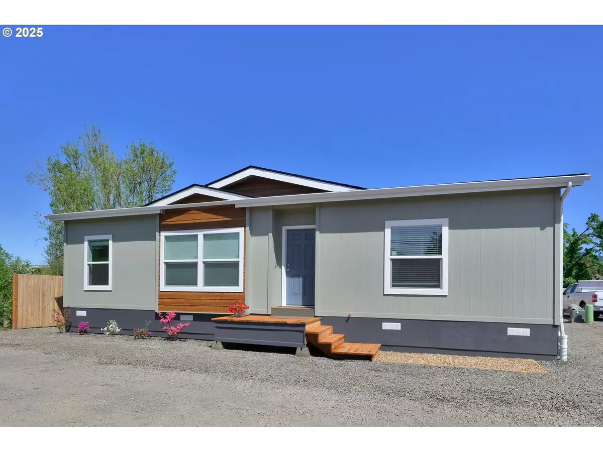 Springfield, OR 97477,490 Moffit LN