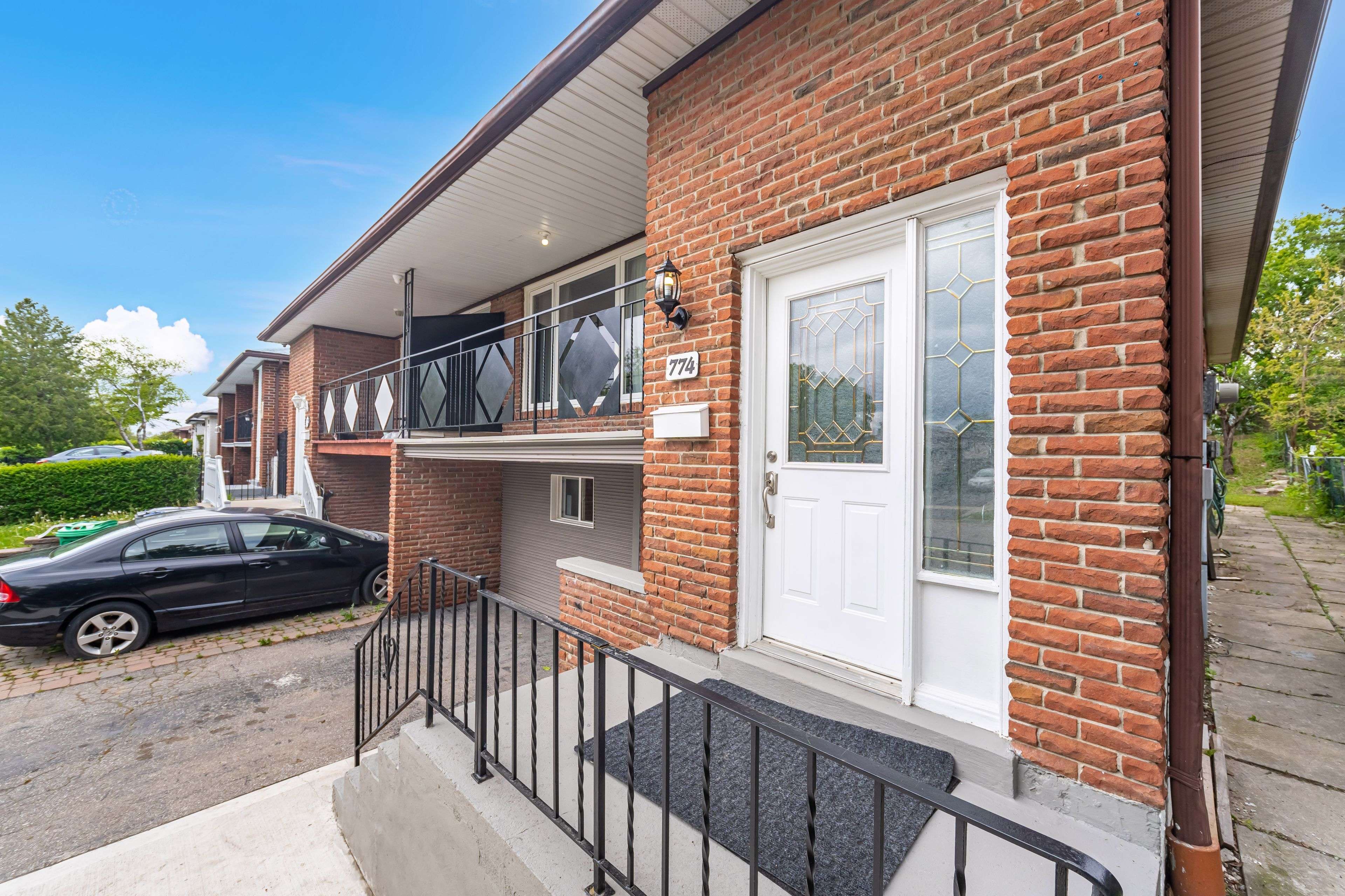 Mississauga, ON L5C 1N9,774 EAGLEMOUNT CRES