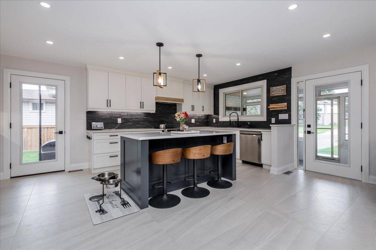 Barrie, ON L4N 2X4,4 Highcroft RD