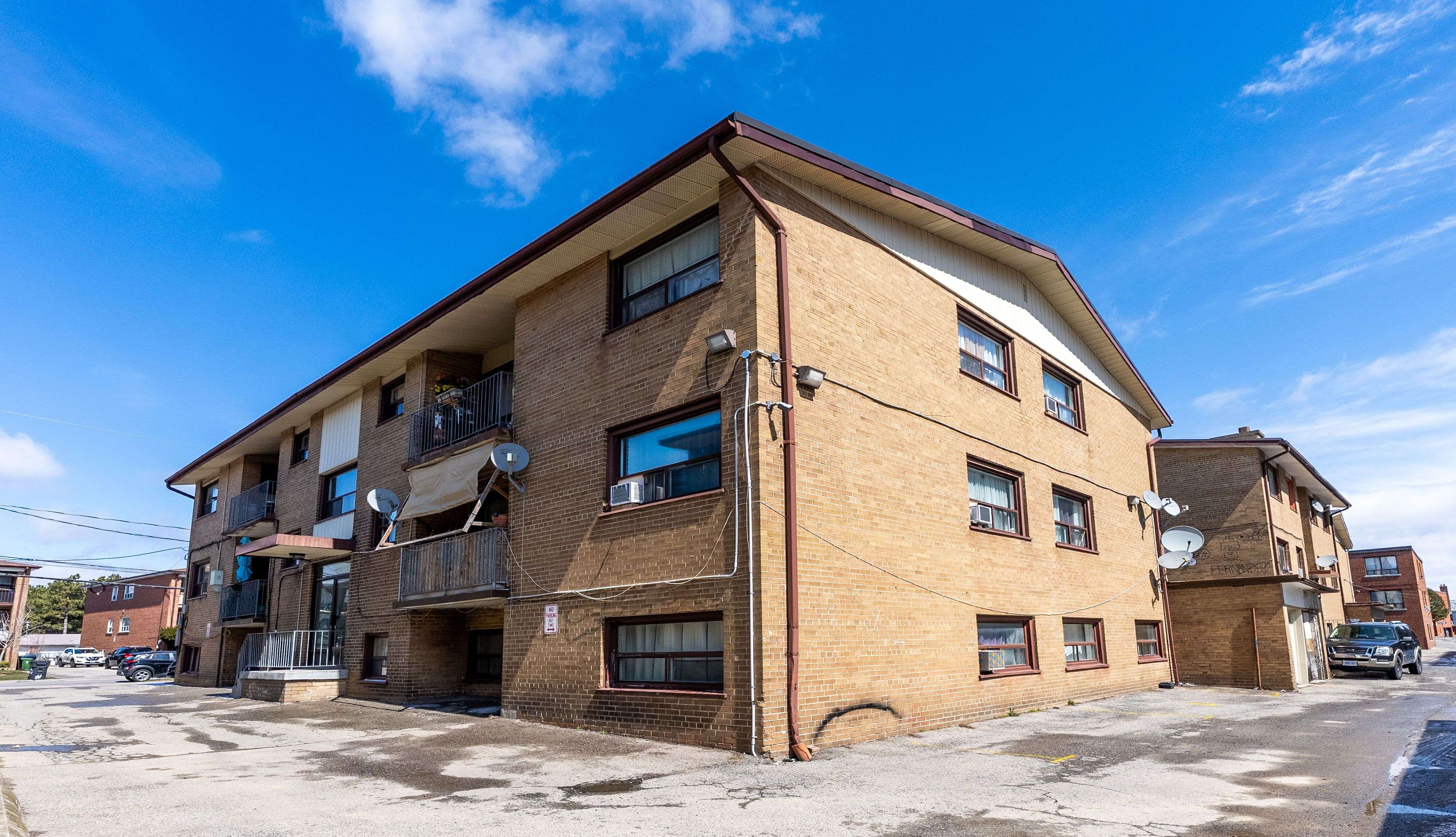 Toronto C04, ON M6A 1W9,41 Wasdale CRES