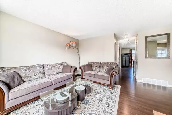 Calgary, AB T1Y 4R6,148 Pinemill Mews NE