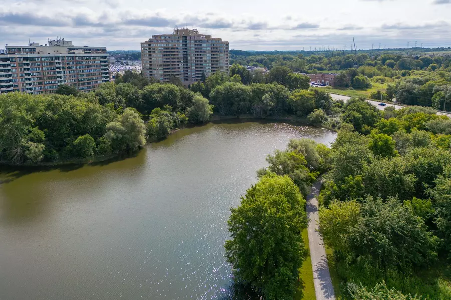 610 Bullock DR #914, Markham, ON L3R 0G1