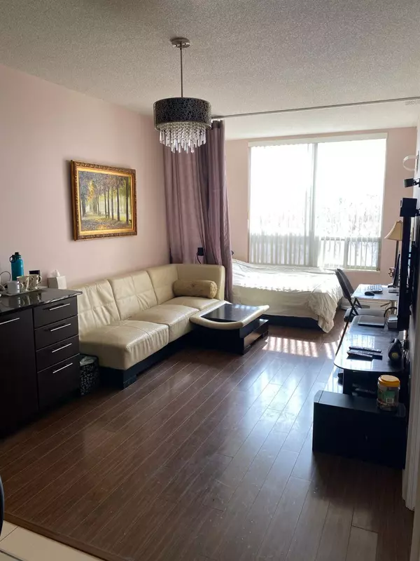 Markham, ON L3T 0A5,37 Galleria Pkwy #109