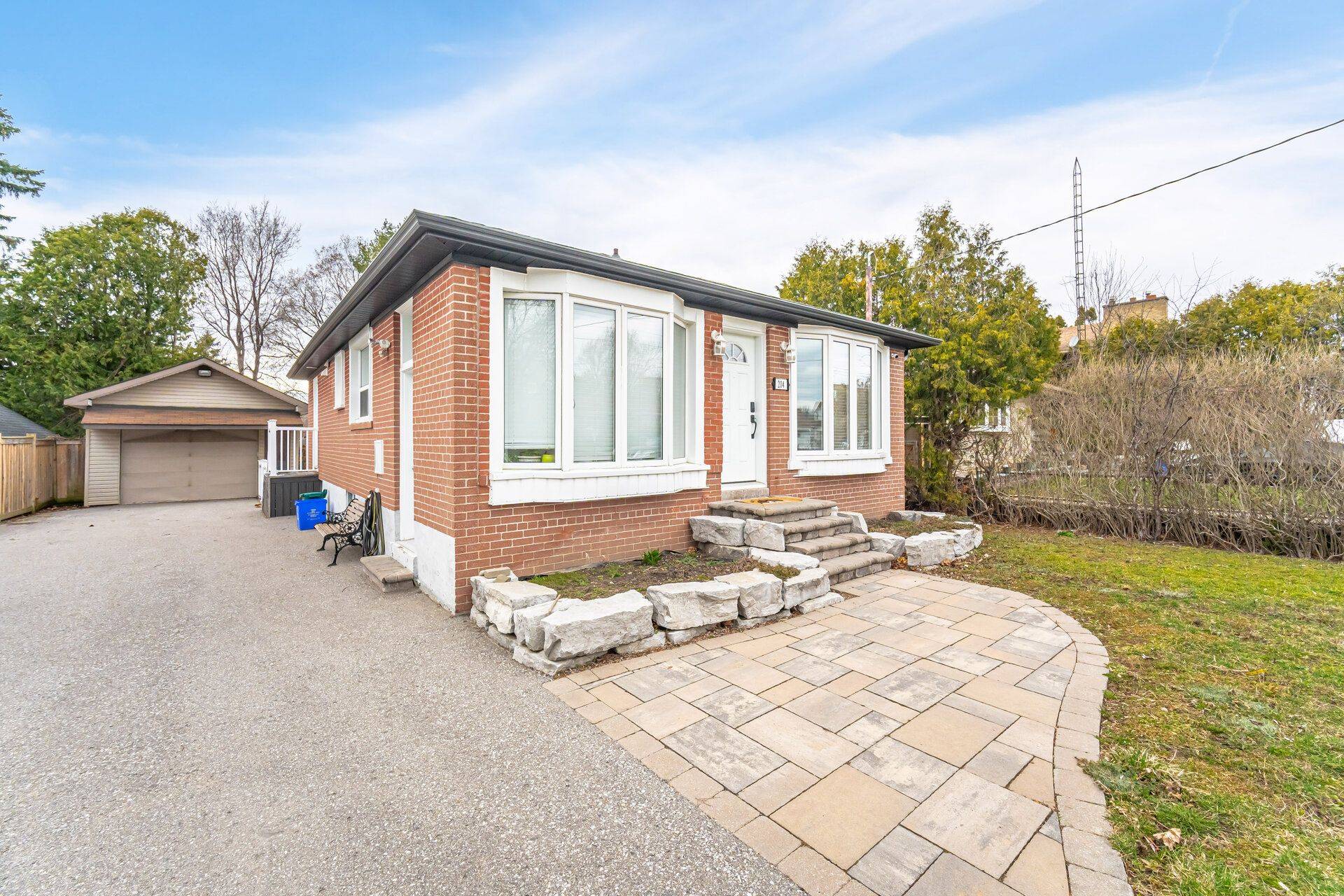 204 Craydon RD, Whitby, ON L1N 2B6