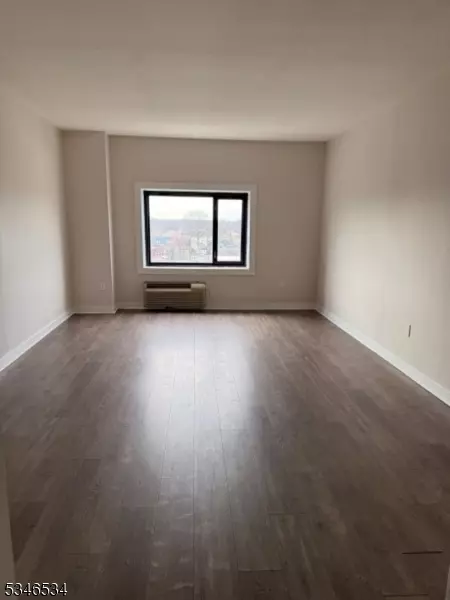 Rahway City, NJ 07065,1 Carriage City Plz #504