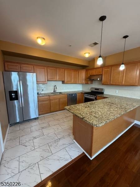 Newark City, NJ 07102,25 Cottage St #3