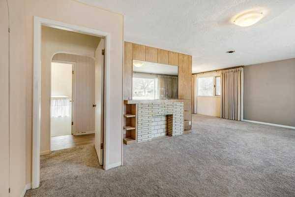 Lethbridge, AB T1J 0X3,2402 5 AVE S