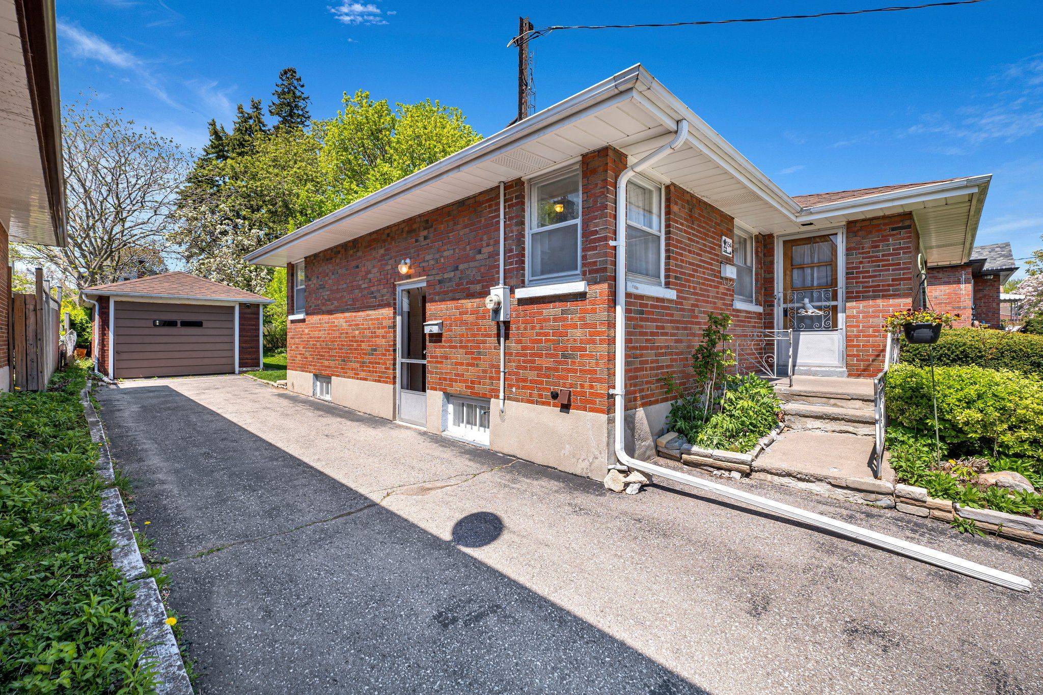Oshawa, ON L1H 5V4,154 Chadburn ST N