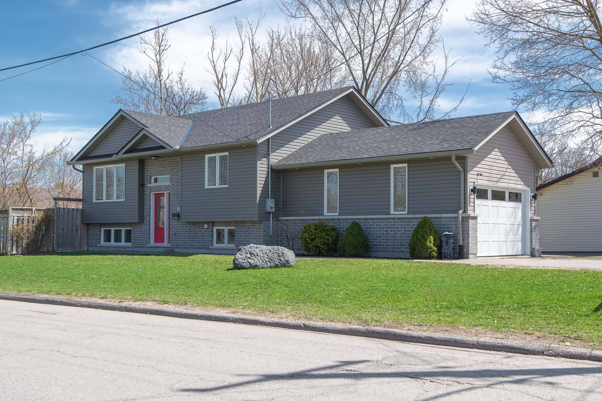 Kawartha Lakes, ON K9V 5R5,15 Durham ST E