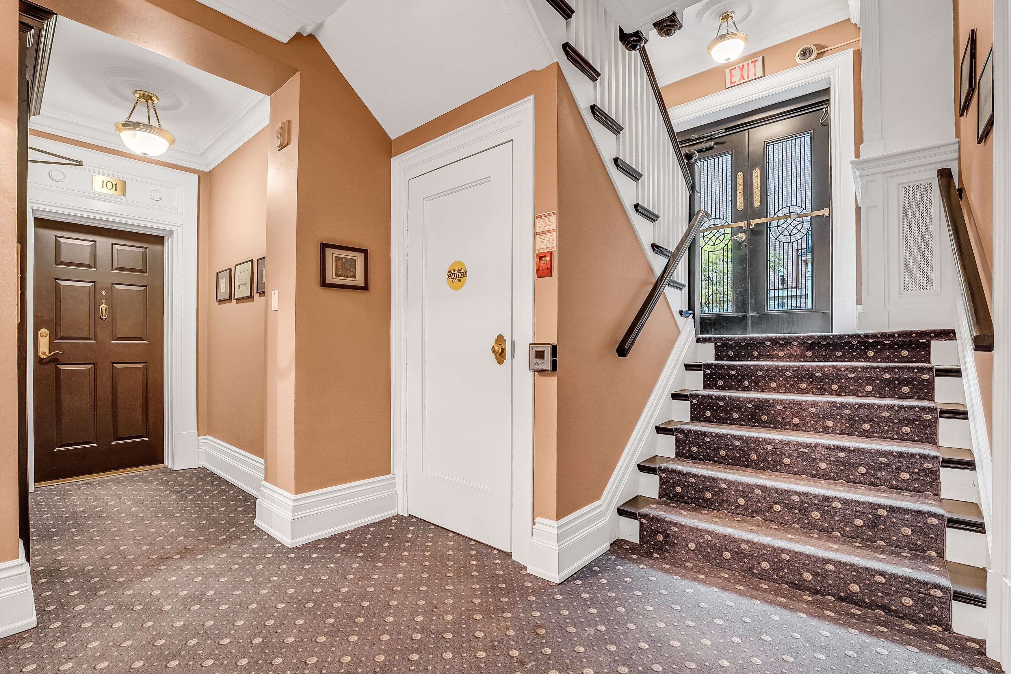 Toronto C02, ON M4V 1P6,150 St Clair AVE W #101