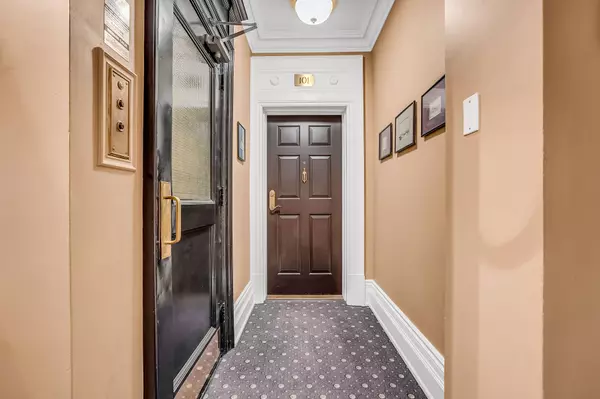 Toronto C02, ON M4V 1P6,150 St Clair AVE W #101