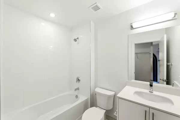 Peterborough, ON K9J 3G6,475 George ST N #201