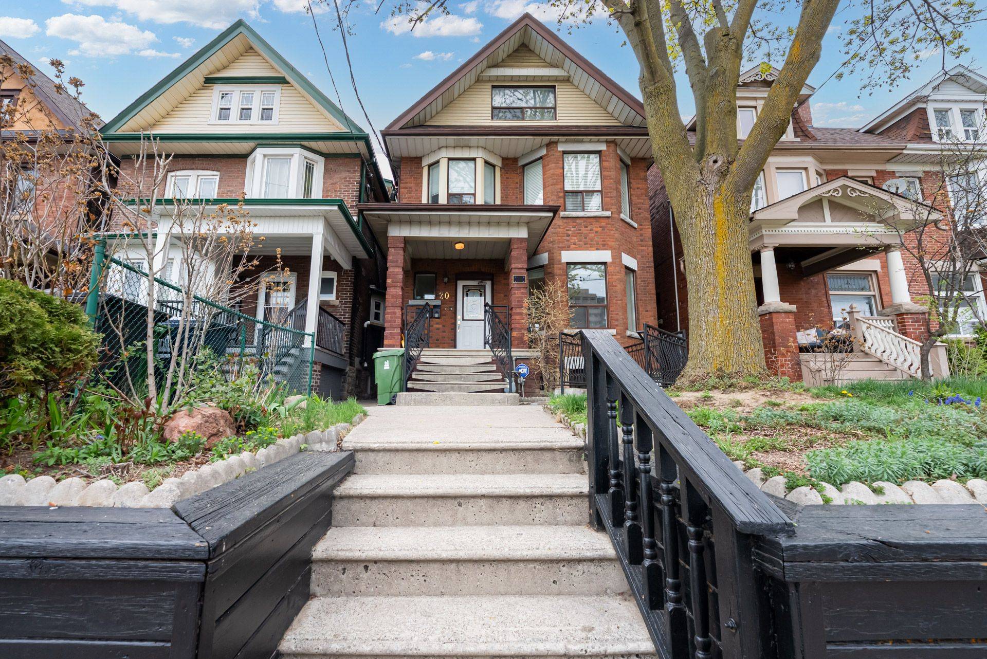 Toronto W02, ON M6P 1B5,20 Edna AVE #1