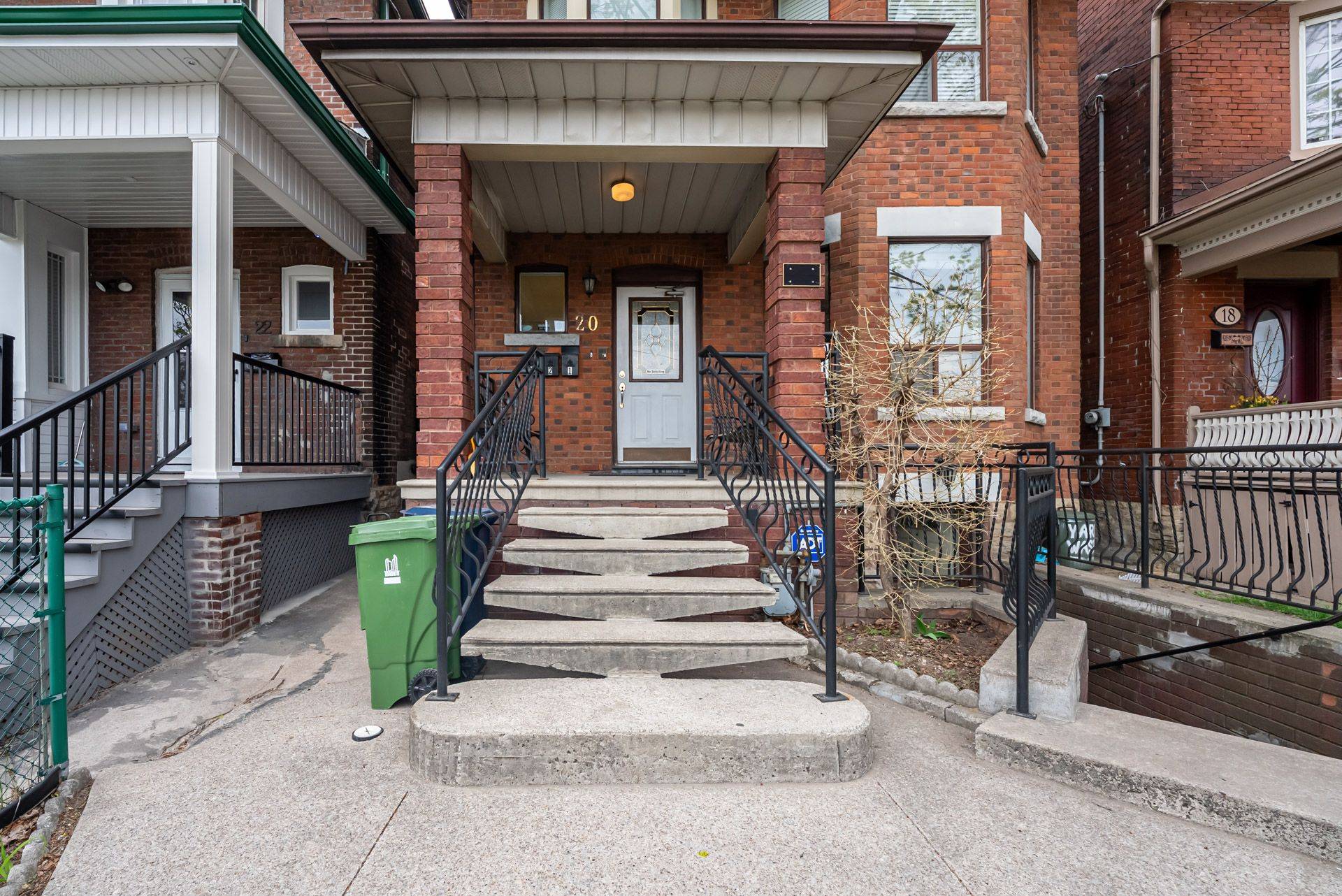Toronto W02, ON M6P 1B5,20 Edna AVE #1