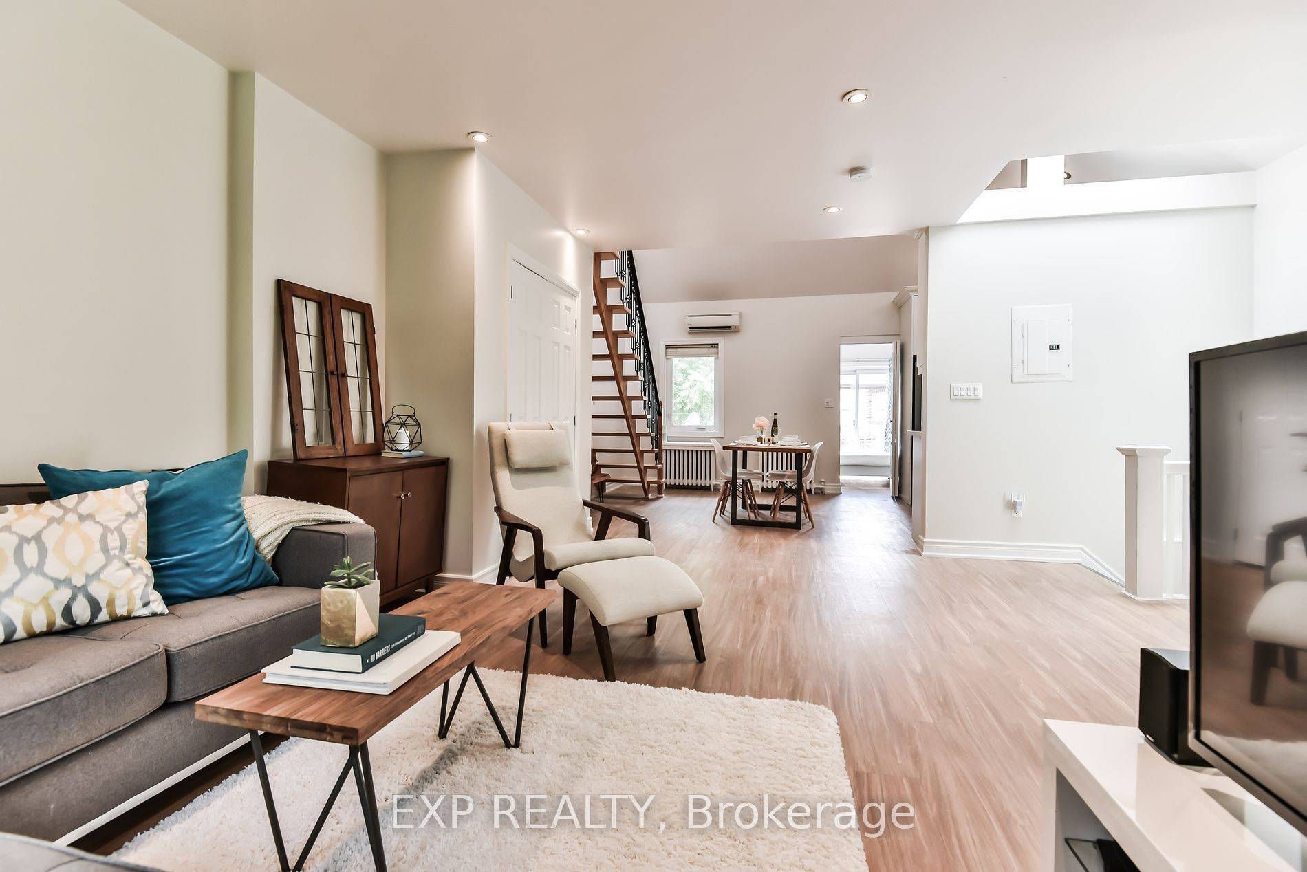Toronto C01, ON M6G 3R2,360 Roxton RD