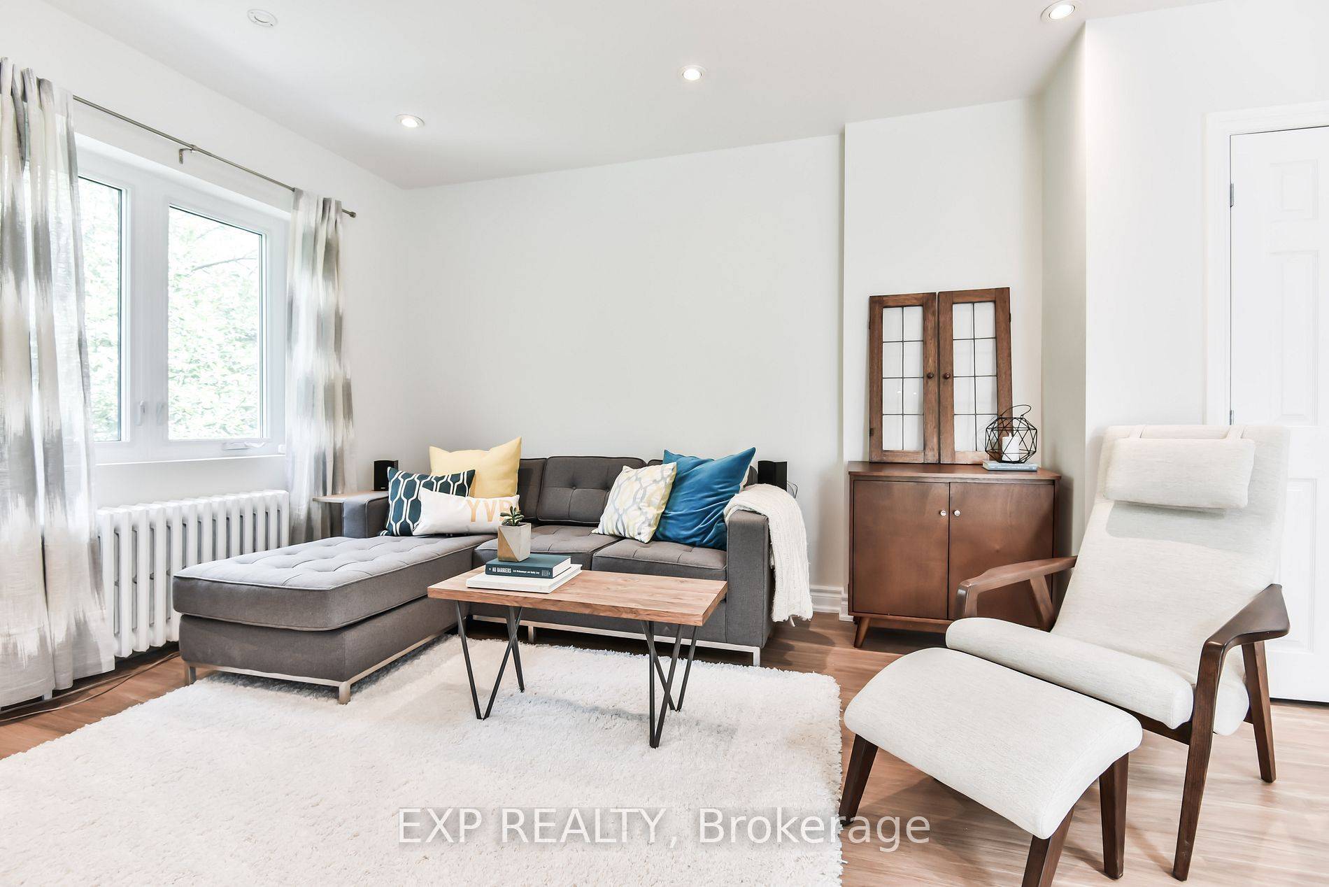 Toronto C01, ON M6G 3R2,360 Roxton RD