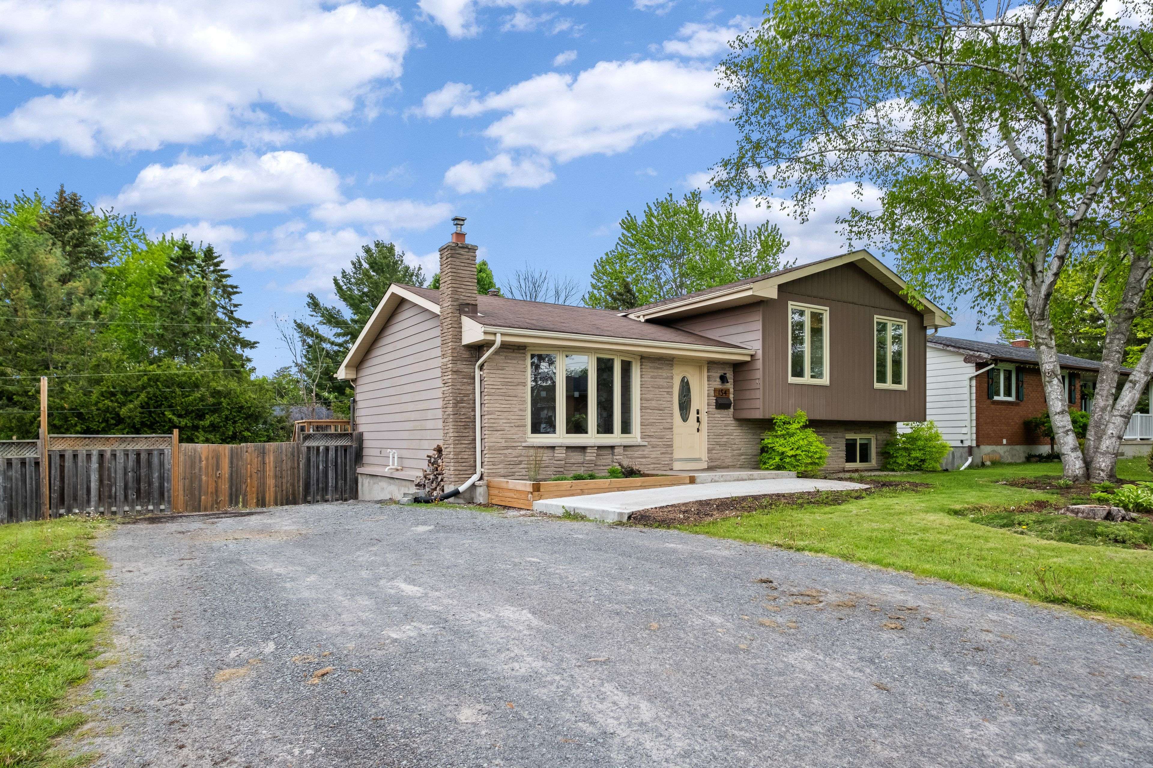 Loyalist, ON K7N 1C4,154 Manitou CRES W