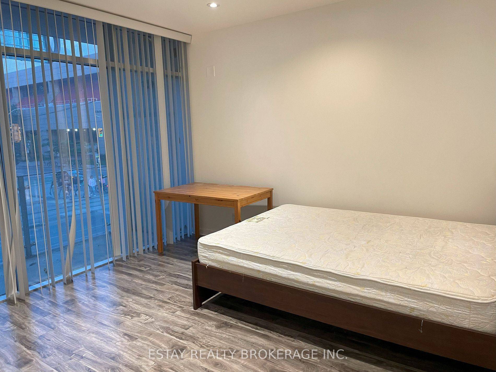 Toronto C01, ON M5S 2H7,652 Spadina AVE #2F