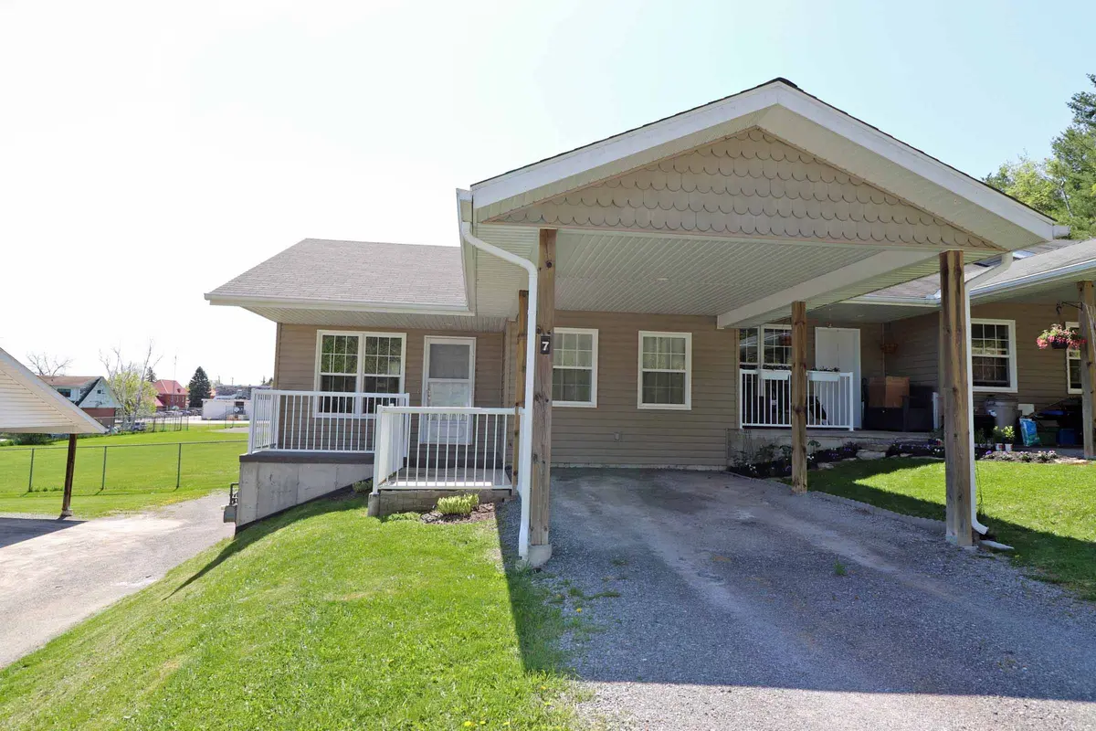 Tweed, ON K0K 3J0,494 Metcalf ST N #7