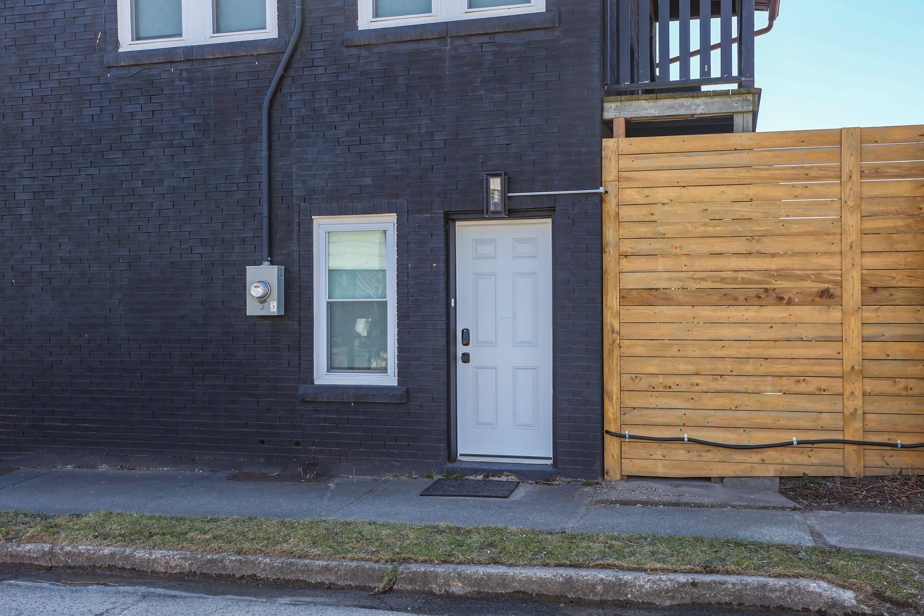 Niagara Falls, ON L2G 6A1,6043 Main ST
