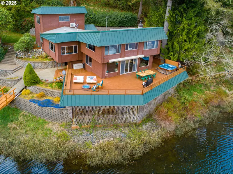 70202 POTATO BOTTOM RD, Lakeside, OR 97449