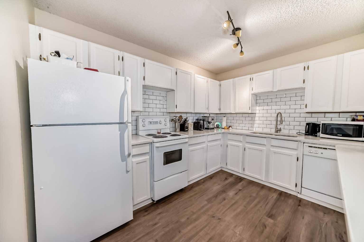 Calgary, AB T2N 0E4,730 2 AVE NW #303