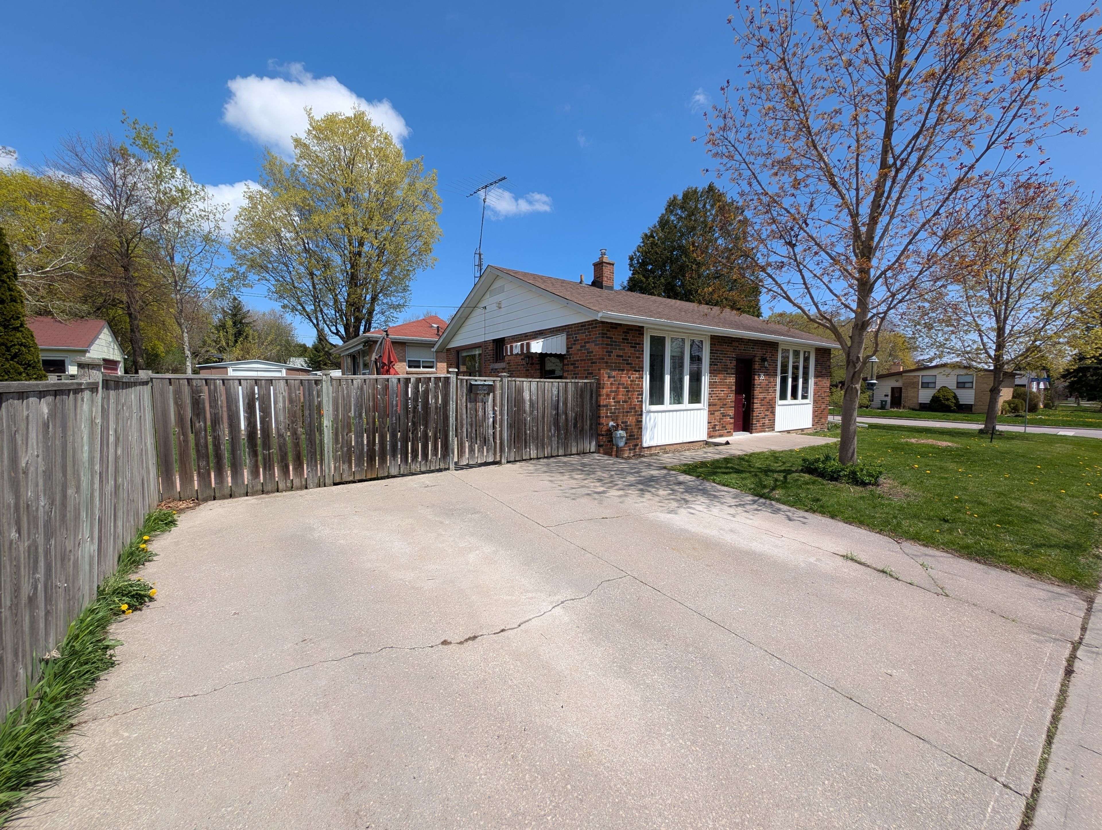 Toronto E09, ON M1H 1M3,35 Benshire DR