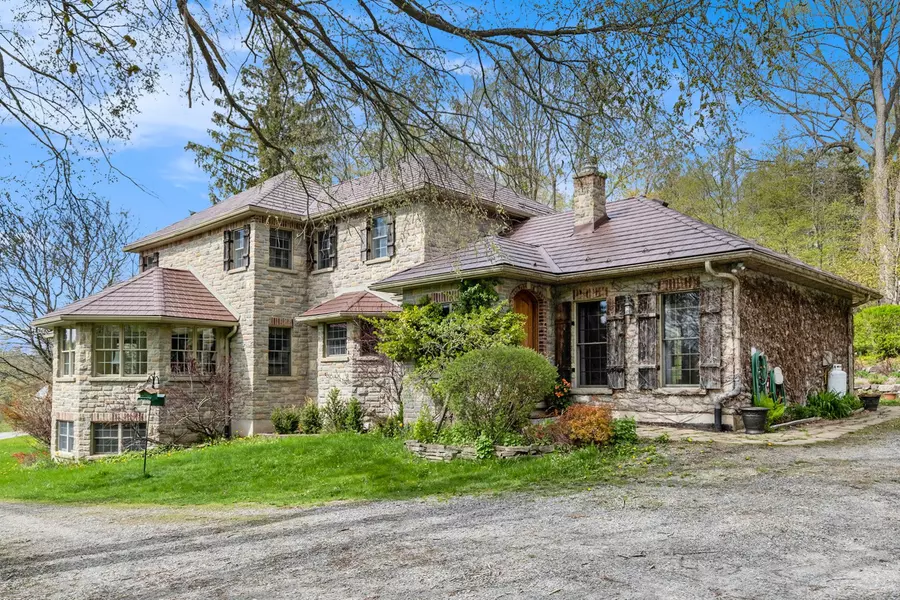 43 Frye RD, South Frontenac, ON K0H 2L0