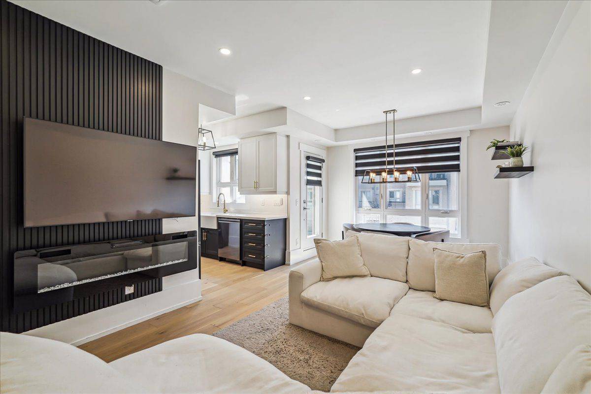 Vaughan, ON L6A 4W3,105 Kayla CRES #14