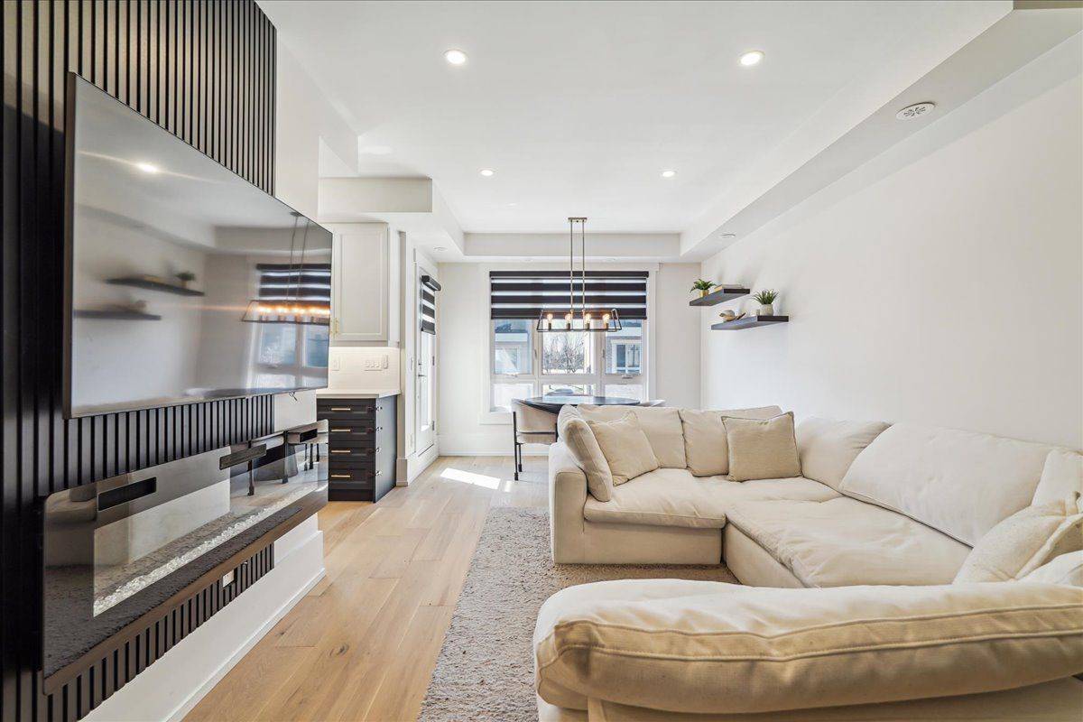 Vaughan, ON L6A 4W3,105 Kayla CRES #14
