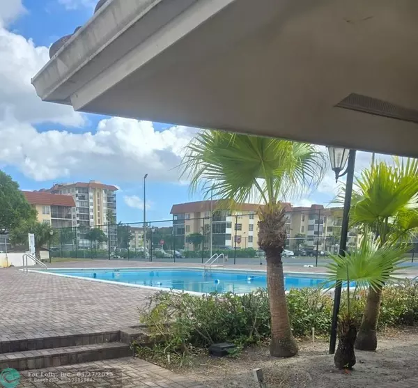 Lauderhill, FL 33319,4152 Inverrary Dr #305