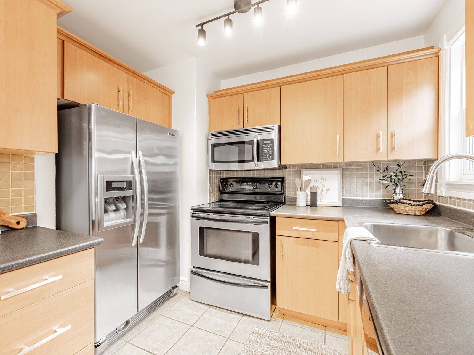 Toronto E06, ON M1N 2Z9,261 Warden AVE