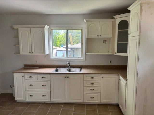 Georgina, ON L4P 1T4,611 Lake DR S #2