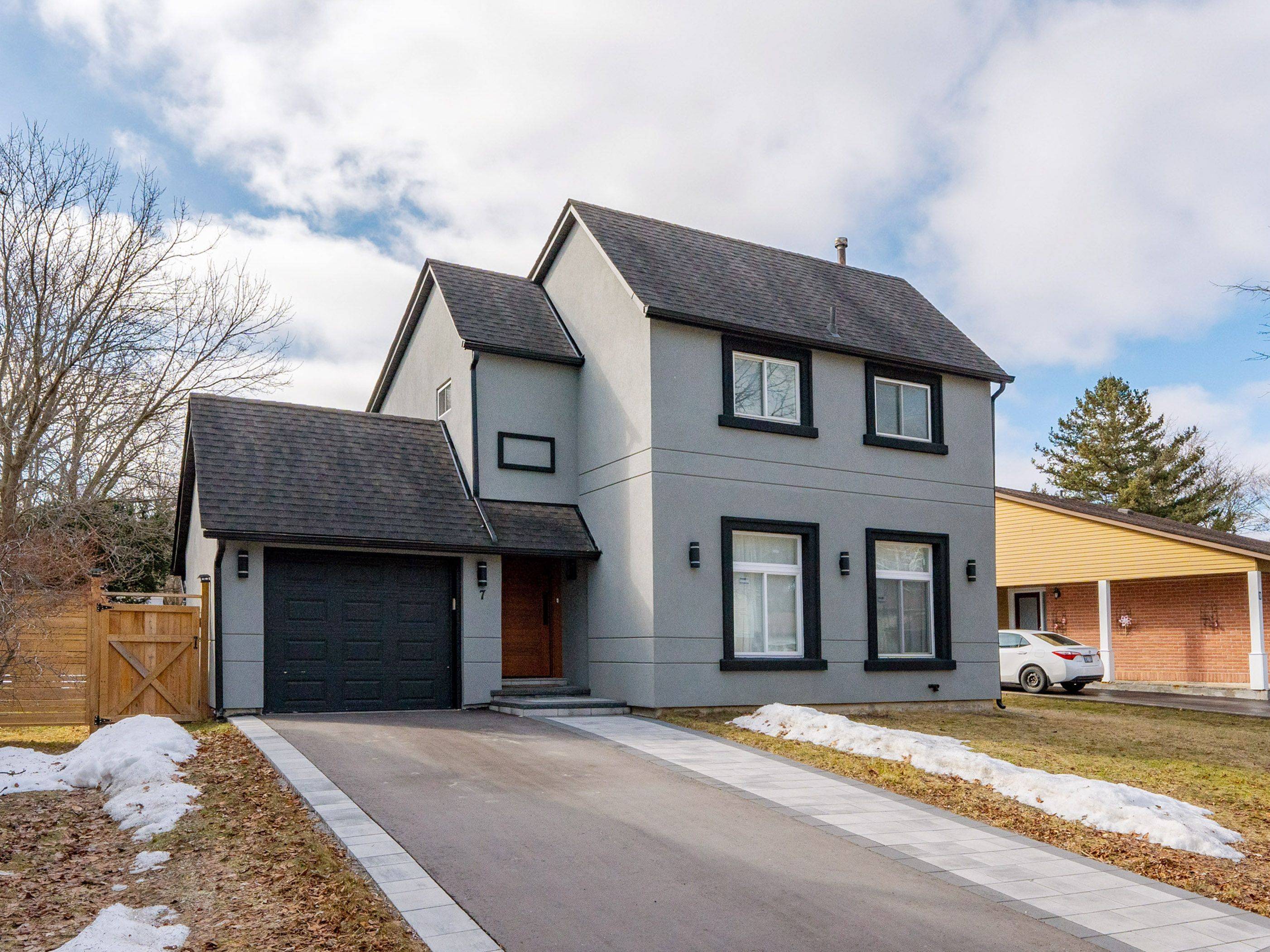 Aurora, ON L4G 3N6,7 Cossar DR