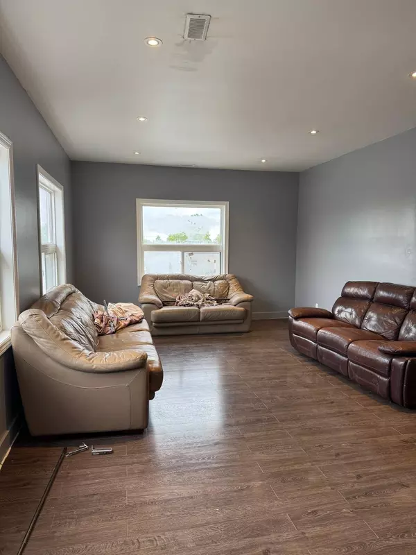 Richmond Hill, ON L4C 1T5,10149 Yonge ST #3