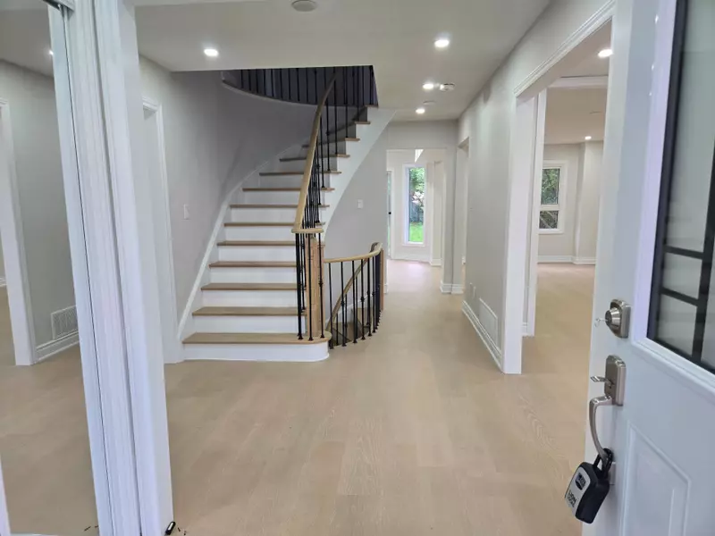 8 BLOOMINGDALE DR #MAIN, Brampton, ON L6W 3Z6