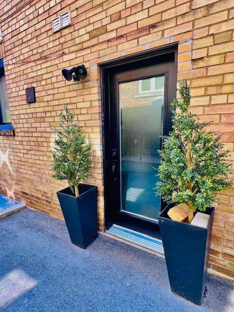 Toronto C03, ON M5P 1J4,24 College View AVE