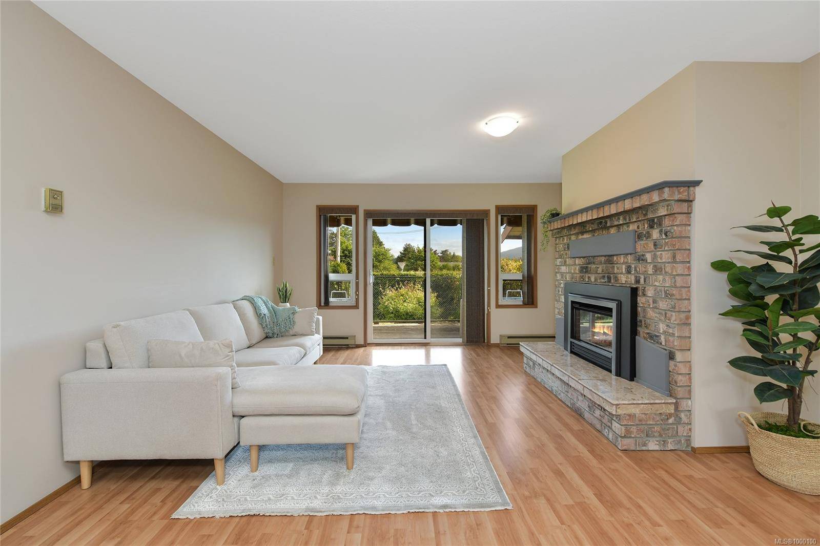 Central Saanich, BC V8M 1K2,1144 Verdier Ave #2