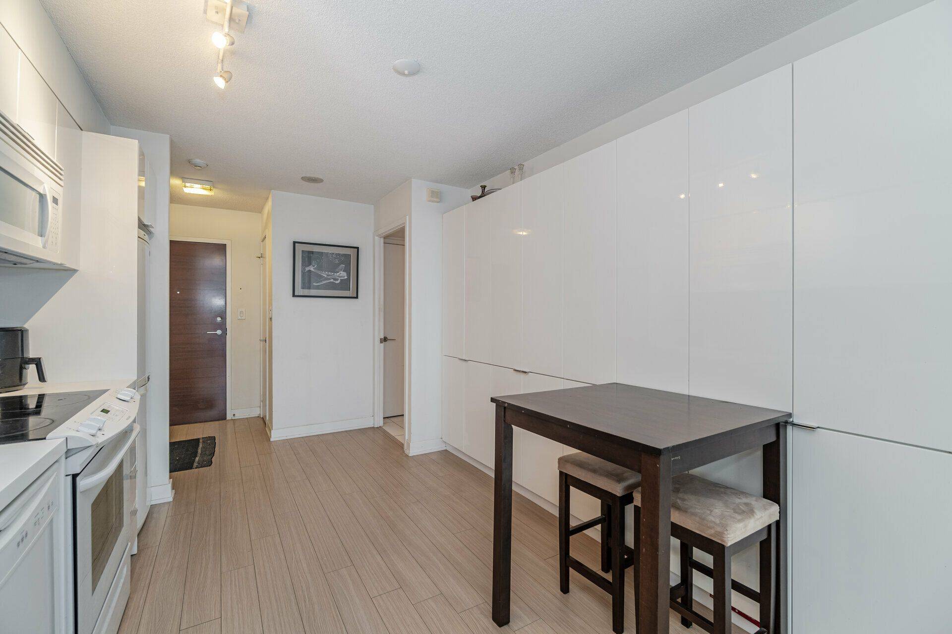 Toronto C01, ON M5V 4B3,10 Capreol CT #925