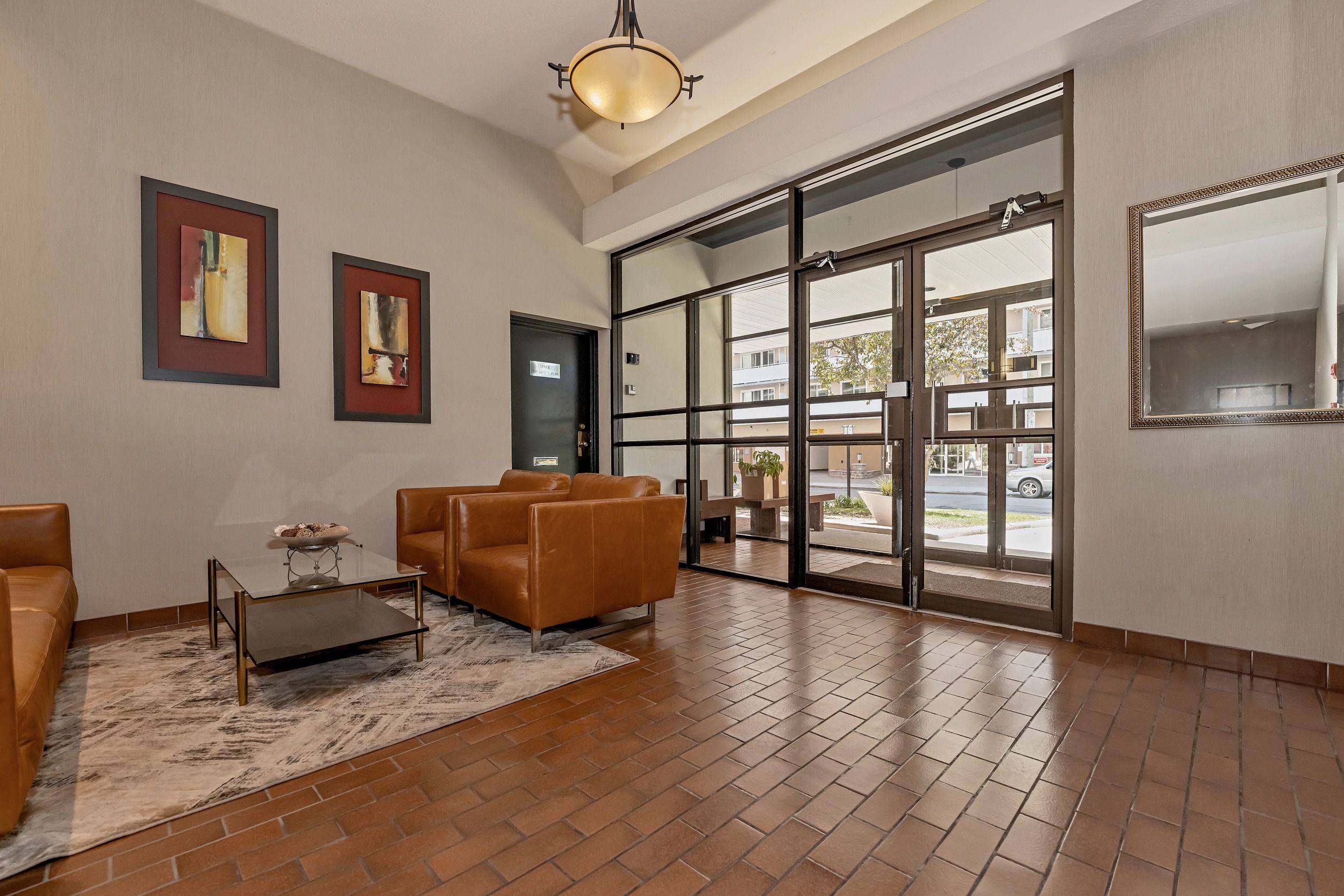 Ottawa Centre, ON K2P 2H1,141 Somerset ST W #406