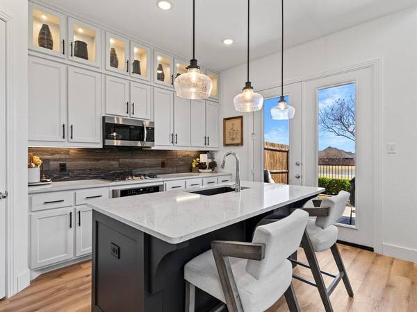 1102 Queensdown Way,  Forney,  TX 75126