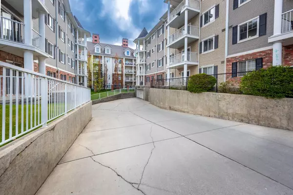 Calgary, AB T3K 0T1,69 Country Village MNR Northeast #5408